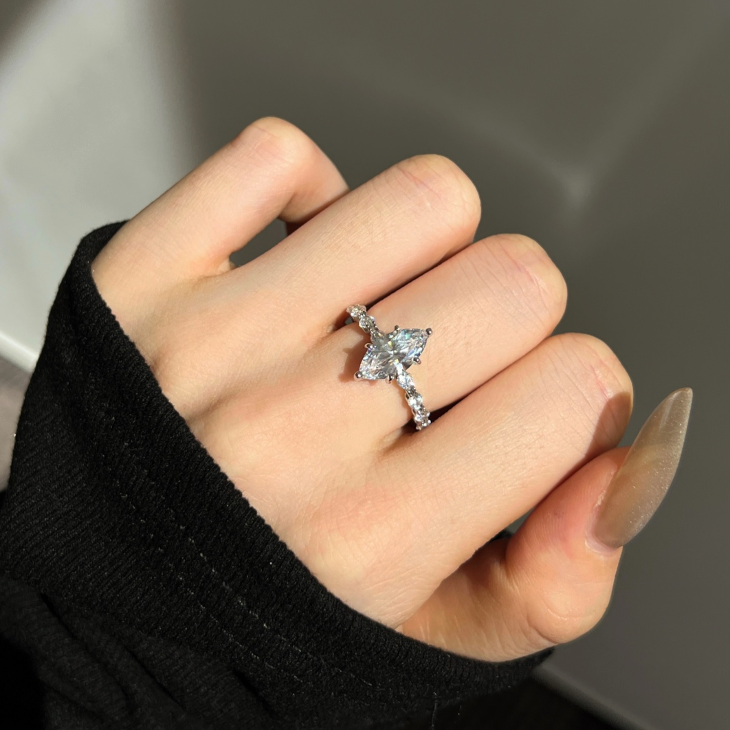 AMOR™ Crown Ring