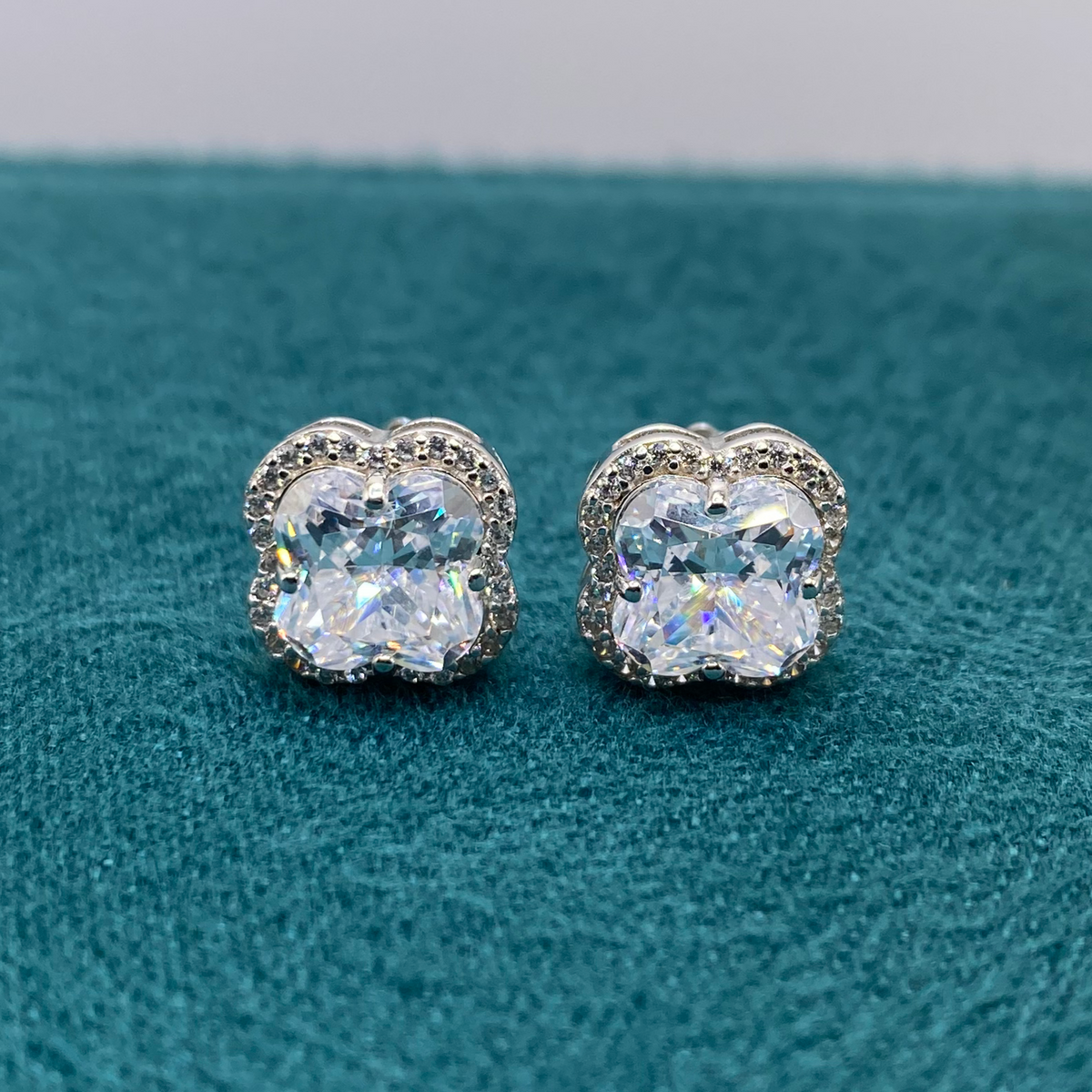 AMOR™ Glimmer Stud Earrings